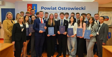 Pierwsza uroczysta sesja Młodzieżowej Rady Powiatu Ostrowieckiego.
