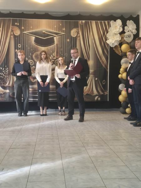 Uroczyste pożegnanie maturzystów