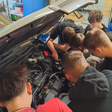 Przygotowanie zawodowe w zawodach mechanik/elektromechanik/ technik pojazdów samochodowych